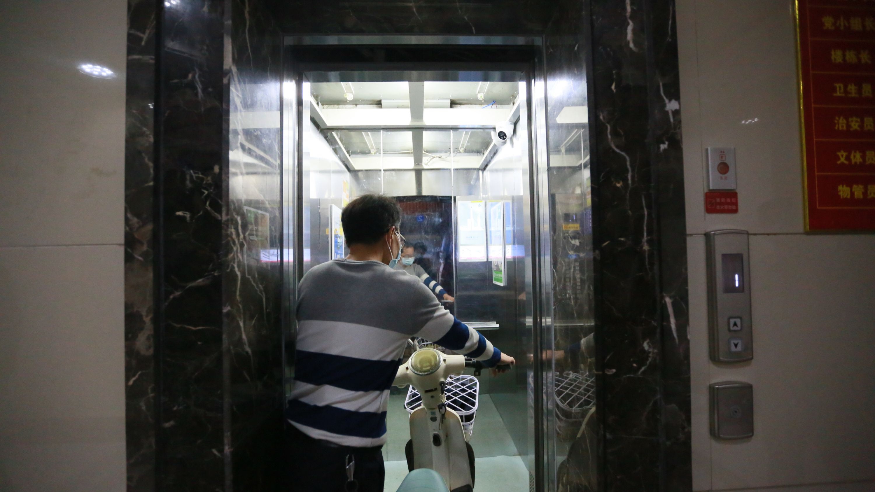 “看見(jiàn)”電動(dòng)車就“報(bào)警”，武漢又一小區(qū)電梯配備智能“天眼”